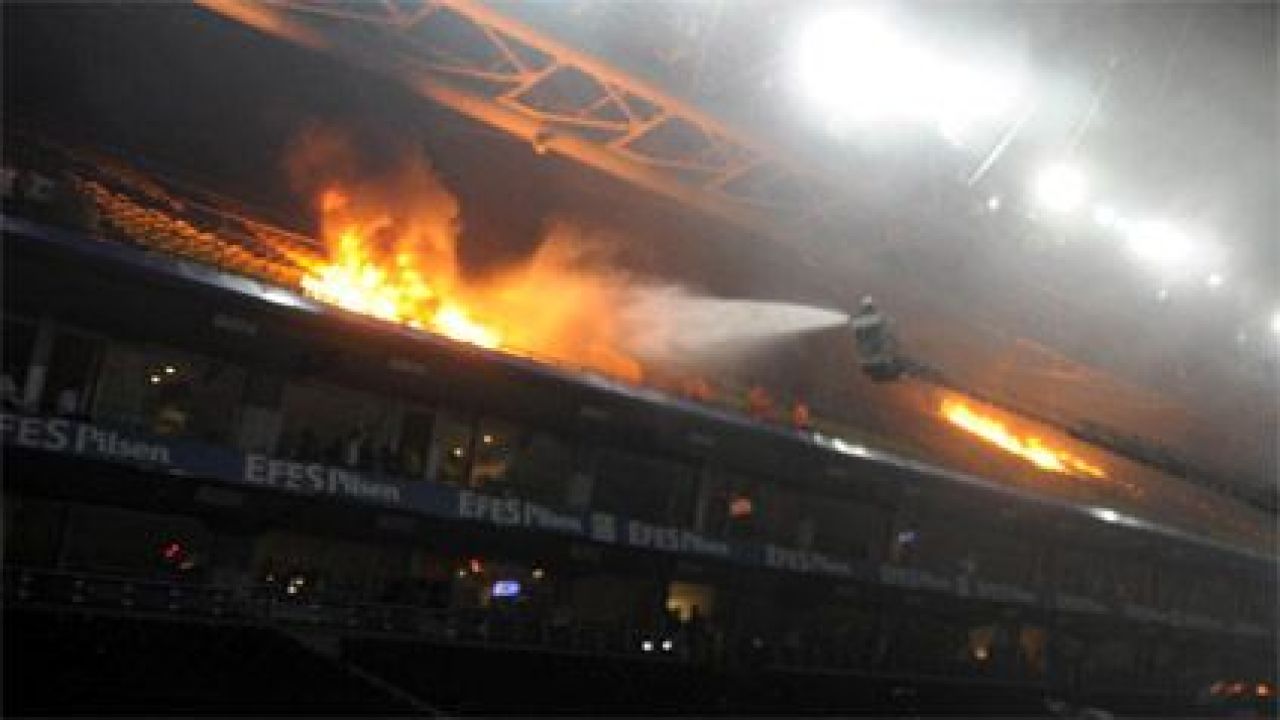 IMAGINI SOCANTE! Fanii lui Fener au dat foc la tribune dupa ce au pierdut titlul in fata lui Giani Kirita!_4