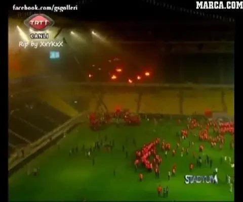 Au dat foc la tribune