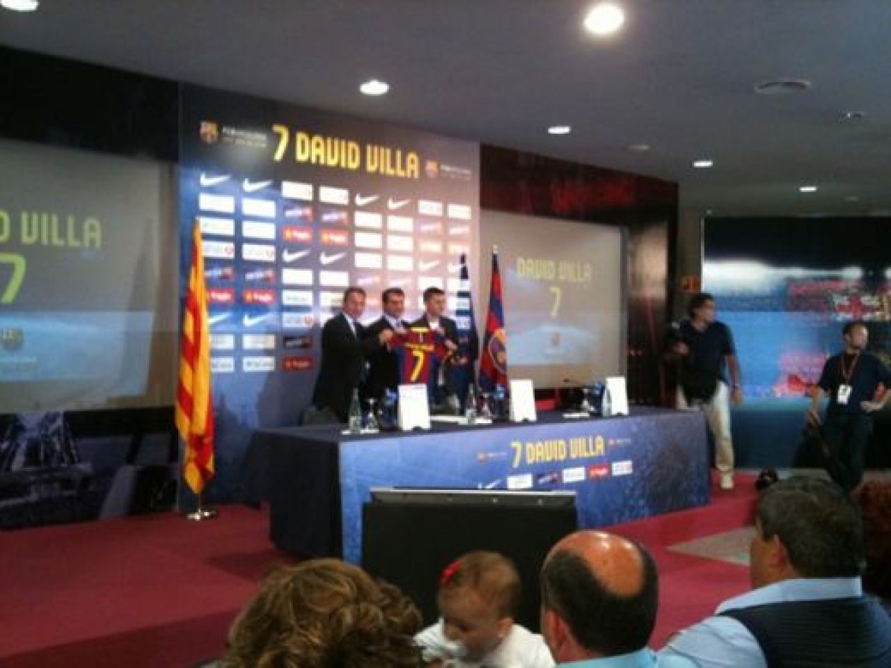 VIDEO Nebunie pe Camp Nou! 25.000 de oameni au venit sa-l vada pe David Villa!_13