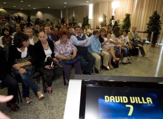 VIDEO Nebunie pe Camp Nou! 25.000 de oameni au venit sa-l vada pe David Villa!_16