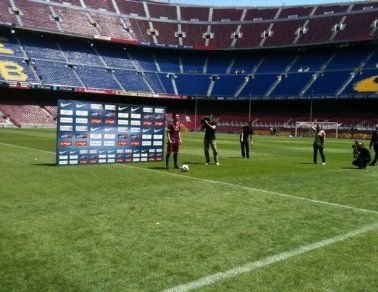 VIDEO Nebunie pe Camp Nou! 25.000 de oameni au venit sa-l vada pe David Villa!_21