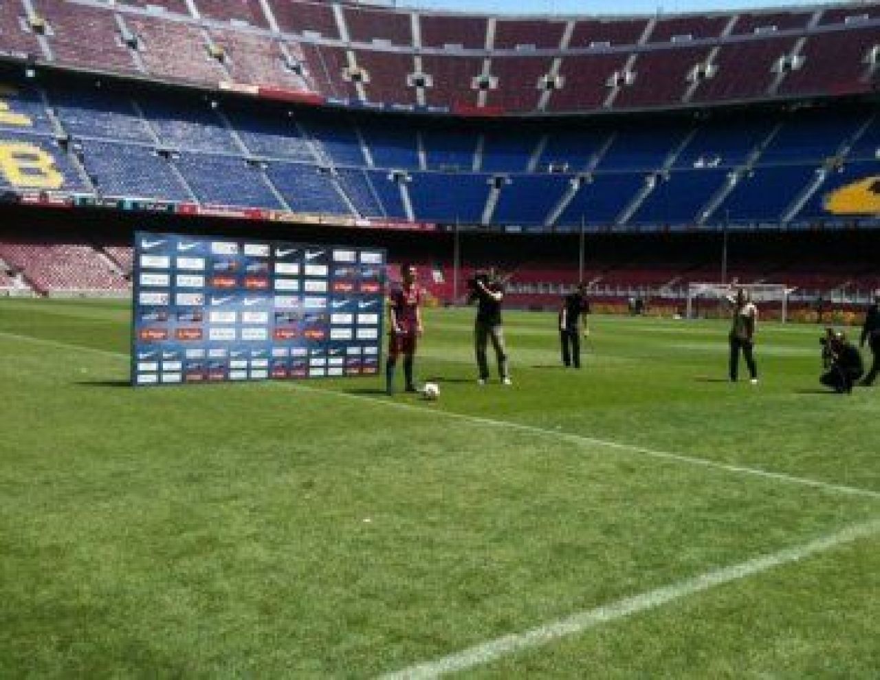 VIDEO Nebunie pe Camp Nou! 25.000 de oameni au venit sa-l vada pe David Villa!_21