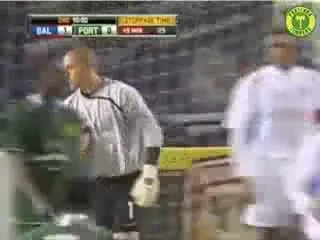 VIDEO / El este noul Stelea! Iata cum a vrut sa scoata un jucator de pe teren: