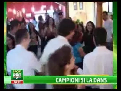 Super SHOW! Asesoft a dat o petrecere NEBUNA de titlu! Patronul lor a dansat pe mese