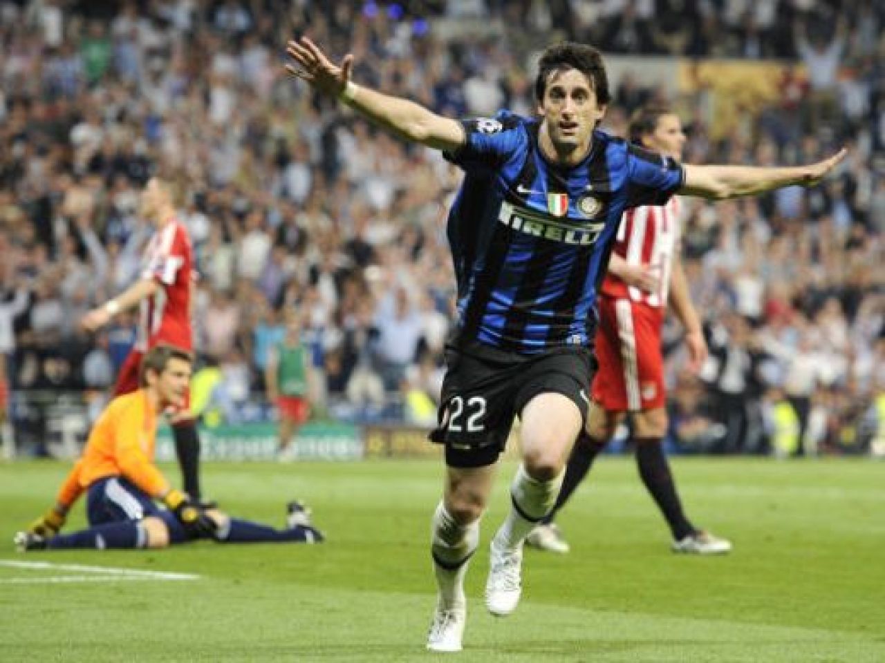 EL PRINCIPE Milito, cel mai bun om al finalei! Vezi golurile si driblingul sezonului in Liga 3D:_15
