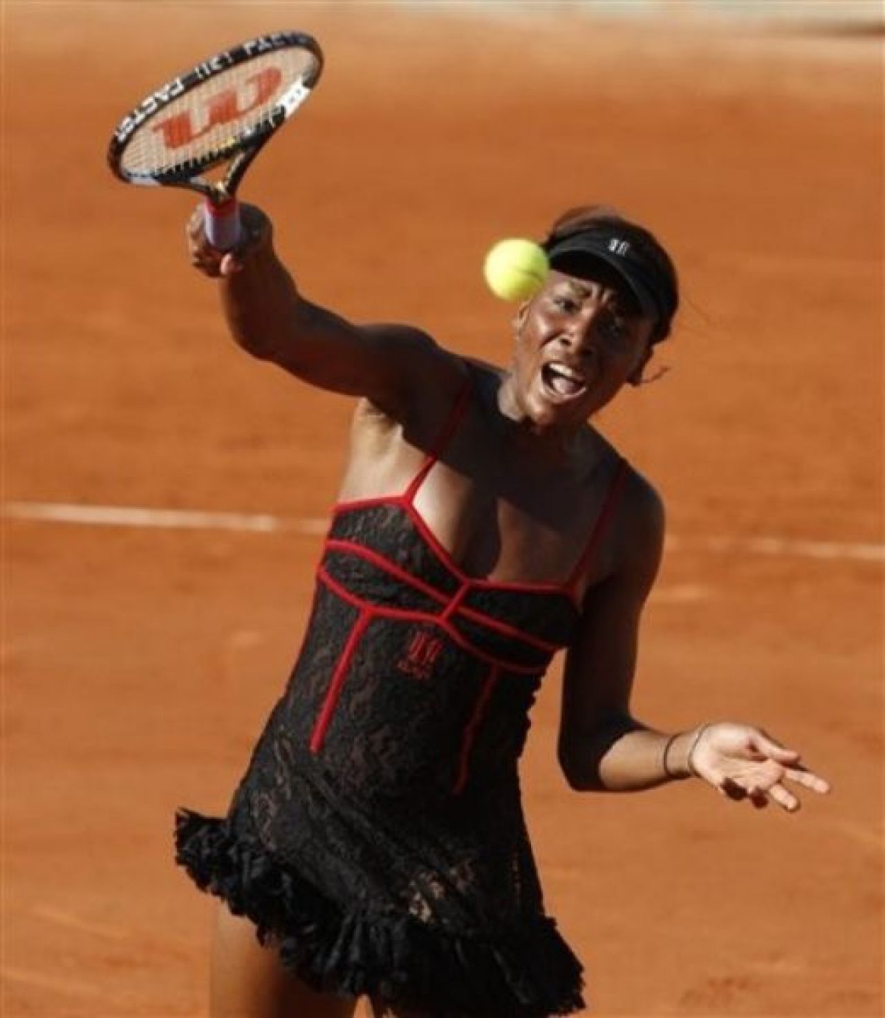 Scandalul Venus fara chiloti revine: a purtat la Roland Garros o rochie prin care i se vedeau SANII!_6