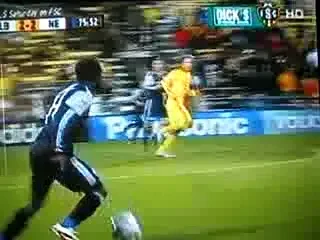 VIDEO / EL este primul arbitru din lume care si-a UITAT cartonasele acasa :))