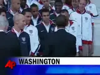 Fotbal cu Biroul Oval :) Vezi cum sustine OBAMA nationala Americii la Mondial! VIDEO