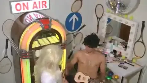 VIDEO: Hanescu&nbsp;joaca in turul 3 la Roland Garros cu o blonda cu sani mari, care canta ca Shakira :)