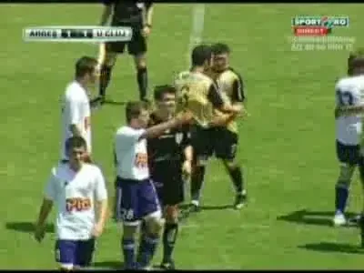 VIDEO Arbitrul de la Arges - Cluj, aproape de linsat de suporteri! Vezi ce penalty a dat!