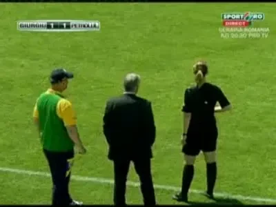 VIDEO Nebunie in Liga 2! Rachita a vrut sa-i bata pe suporterii adversi si pe arbitru!