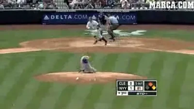 VIDEO Accident monstru la baseball! A primit o minge direct in FATA!