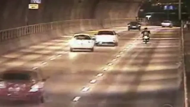 EL este cel mai norocos motociclist!&nbsp;Cum a pacalit moartea: