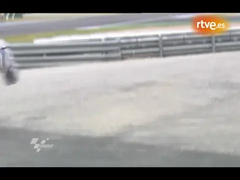 FOARTE TARE! S-a intrecut cu un campion la inot in costum de motociclist! VIDEO