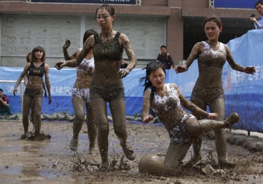 SUPER FOTO: Ce au inventat chinezii ca sa uite ca nationala lor nu e la mondiale!_2