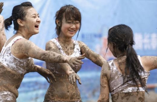 SUPER FOTO: Ce au inventat chinezii ca sa uite ca nationala lor nu e la mondiale!_3