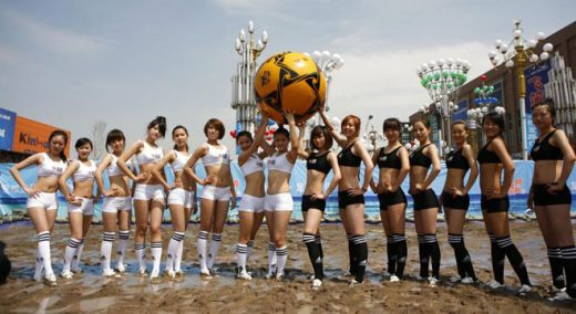 SUPER FOTO: Ce au inventat chinezii ca sa uite ca nationala lor nu e la mondiale!_6