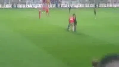 VIDEO / Ronaldinho se iubeste cu un fan chiar pe teren! :))