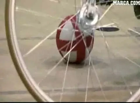 VIDEO Bicicleta lui Ronaldo e istorie! Fotbalul PE bicicleta e acum la moda!