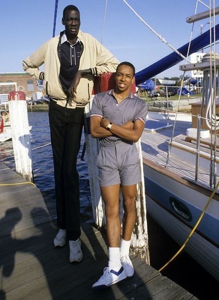 Cel mai inalt jucator din istoria NBA! Are 231 cm, cat Ghita Muresan! FOTO:_2