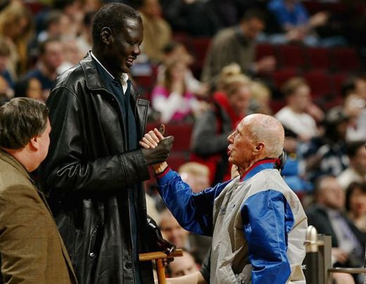 Cel mai inalt jucator din istoria NBA! Are 231 cm, cat Ghita Muresan! FOTO:_11