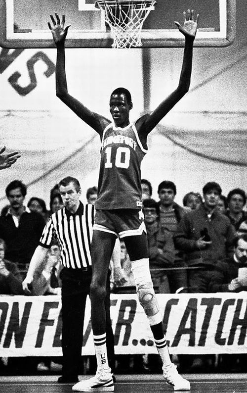 Cel mai inalt jucator din istoria NBA! Are 231 cm, cat Ghita Muresan! FOTO:_19