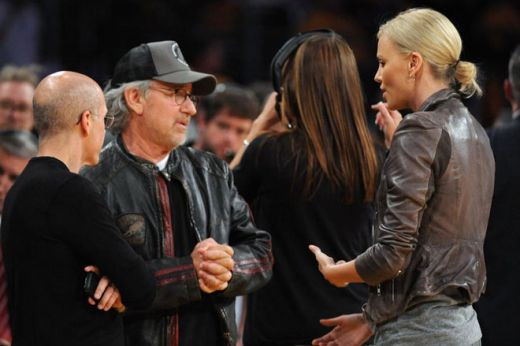 Charlize Theron in tribuna la finala: Lakers a castigat primul meci al finalei NBA: 102-89 cu Boston Celtics! VIDEO_5