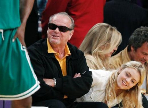 Charlize Theron in tribuna la finala: Lakers a castigat primul meci al finalei NBA: 102-89 cu Boston Celtics! VIDEO_13