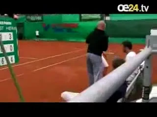 VIDEO! Si-a pierdut mintile! Un jucator de tenis si-a luat adversarul de GAT pe teren!