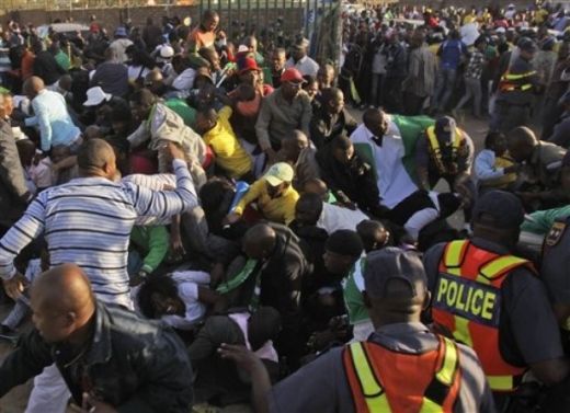 VIDEO / MASACRU in Africa de Sud! Fanii Nigeriei s-au CALCAT in picioare ca sa intre la un meci_4