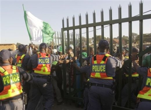 VIDEO / MASACRU in Africa de Sud! Fanii Nigeriei s-au CALCAT in picioare ca sa intre la un meci_5