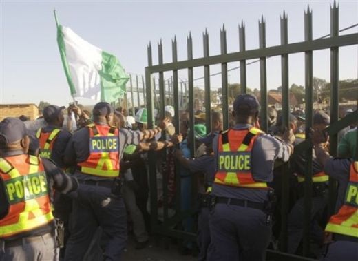 VIDEO / MASACRU in Africa de Sud! Fanii Nigeriei s-au CALCAT in picioare ca sa intre la un meci_5