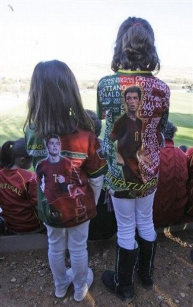 FOTO si VIDEO: Au venit cu totii sa-l vada pe Ronaldo! Nebunie la antrenamentul Portugaliei!_2