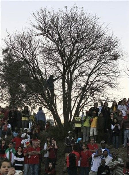 FOTO si VIDEO: Au venit cu totii sa-l vada pe Ronaldo! Nebunie la antrenamentul Portugaliei!_4