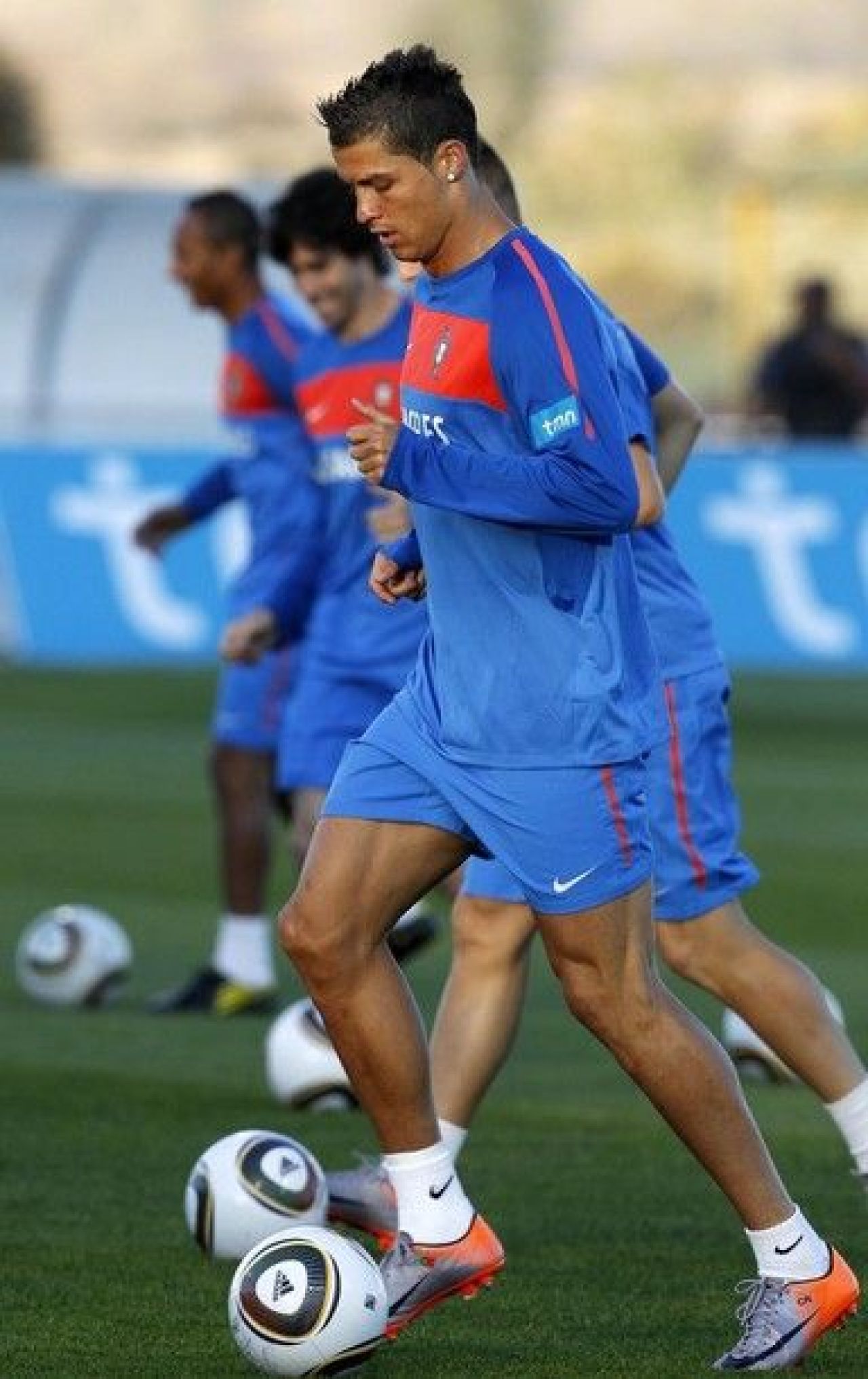 FOTO si VIDEO: Au venit cu totii sa-l vada pe Ronaldo! Nebunie la antrenamentul Portugaliei!_8