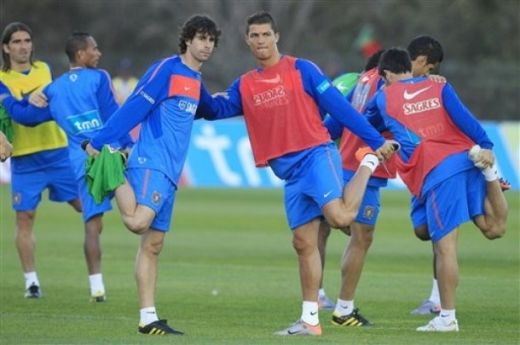 FOTO si VIDEO: Au venit cu totii sa-l vada pe Ronaldo! Nebunie la antrenamentul Portugaliei!_10