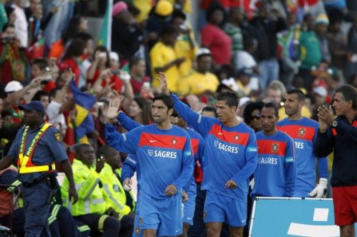 FOTO si VIDEO: Au venit cu totii sa-l vada pe Ronaldo! Nebunie la antrenamentul Portugaliei!_11