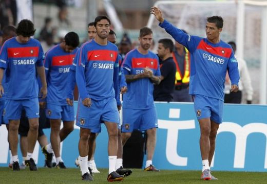 FOTO si VIDEO: Au venit cu totii sa-l vada pe Ronaldo! Nebunie la antrenamentul Portugaliei!_13
