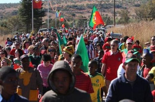 FOTO si VIDEO: Au venit cu totii sa-l vada pe Ronaldo! Nebunie la antrenamentul Portugaliei!_19