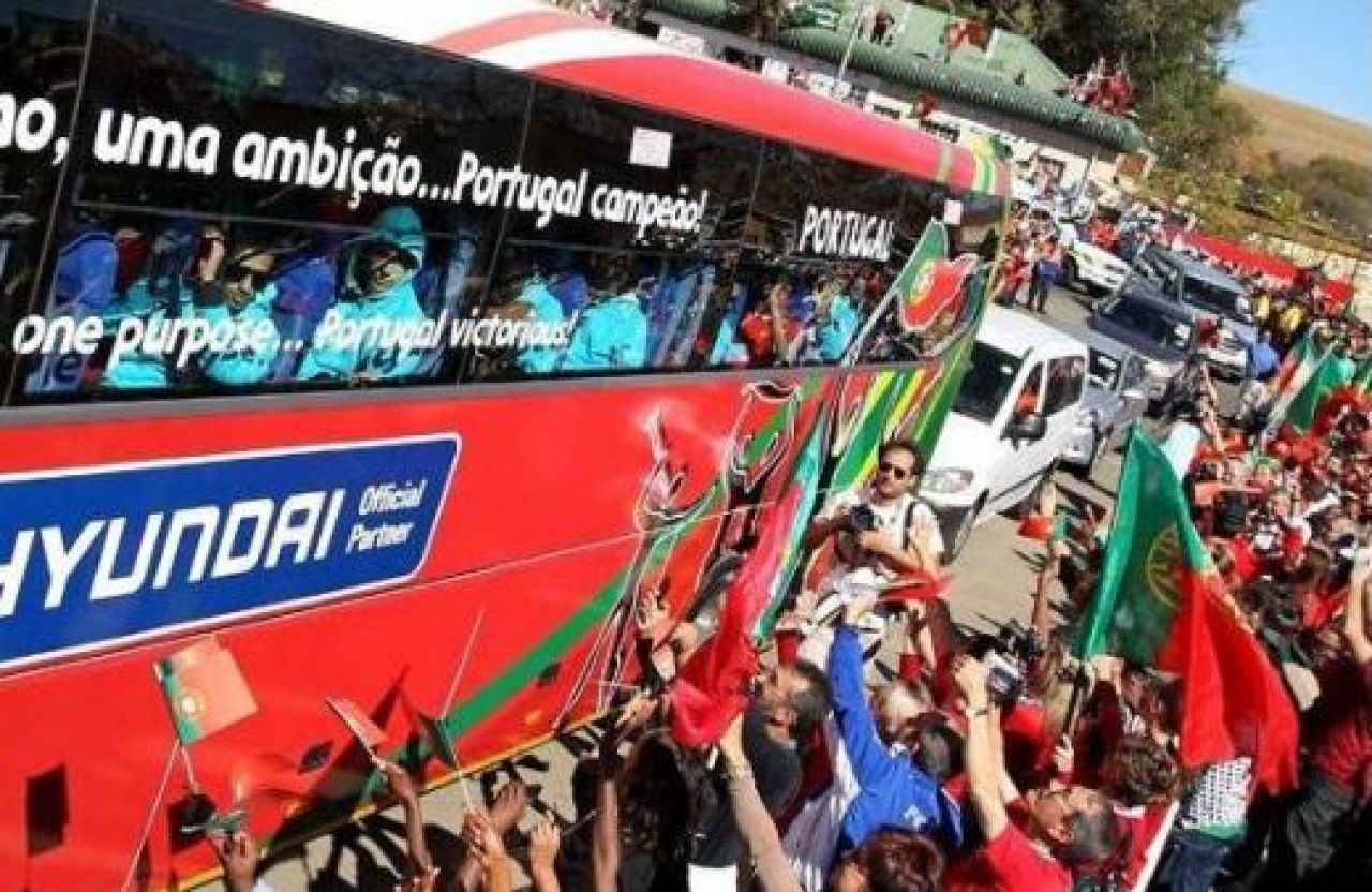 FOTO si VIDEO: Au venit cu totii sa-l vada pe Ronaldo! Nebunie la antrenamentul Portugaliei!_20