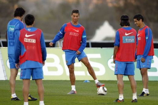 FOTO si VIDEO: Au venit cu totii sa-l vada pe Ronaldo! Nebunie la antrenamentul Portugaliei!_22