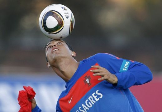 FOTO si VIDEO: Au venit cu totii sa-l vada pe Ronaldo! Nebunie la antrenamentul Portugaliei!_25