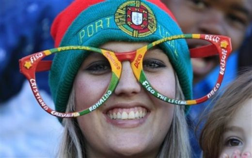 FOTO si VIDEO: Au venit cu totii sa-l vada pe Ronaldo! Nebunie la antrenamentul Portugaliei!_30