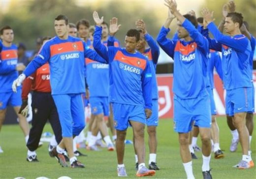 FOTO si VIDEO: Au venit cu totii sa-l vada pe Ronaldo! Nebunie la antrenamentul Portugaliei!_31