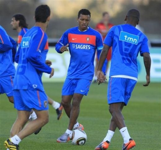 FOTO si VIDEO: Au venit cu totii sa-l vada pe Ronaldo! Nebunie la antrenamentul Portugaliei!_34