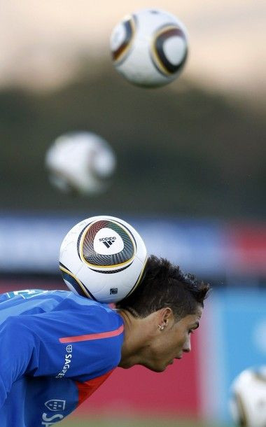 FOTO si VIDEO: Au venit cu totii sa-l vada pe Ronaldo! Nebunie la antrenamentul Portugaliei!_36