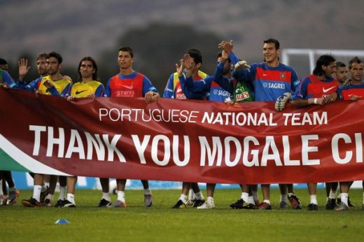 FOTO si VIDEO: Au venit cu totii sa-l vada pe Ronaldo! Nebunie la antrenamentul Portugaliei!_37