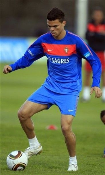 FOTO si VIDEO: Au venit cu totii sa-l vada pe Ronaldo! Nebunie la antrenamentul Portugaliei!_39