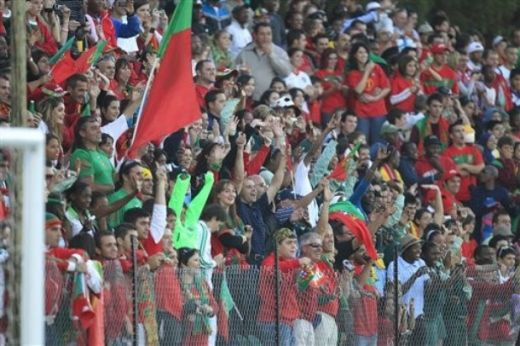 FOTO si VIDEO: Au venit cu totii sa-l vada pe Ronaldo! Nebunie la antrenamentul Portugaliei!_42