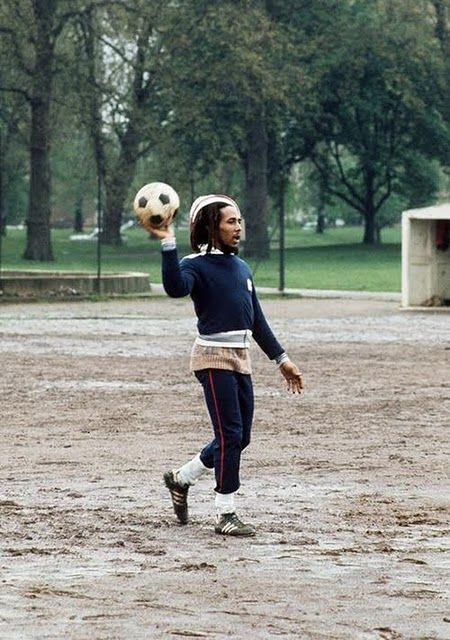 FOTO: SUPER imagini cu Bob Marley la fotbal!
